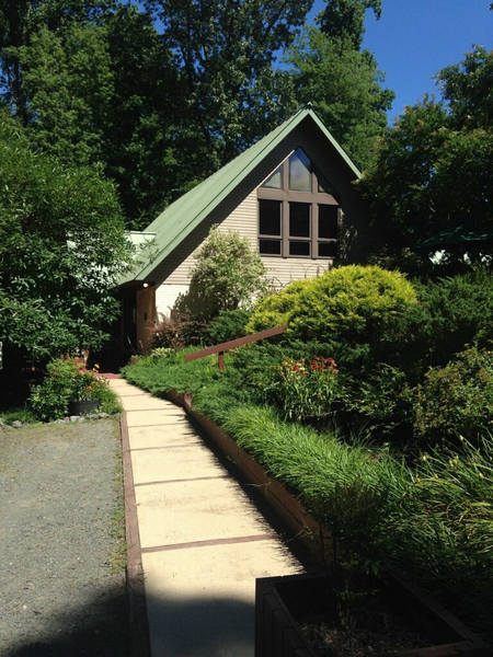 Oak Crest Vineyard logo